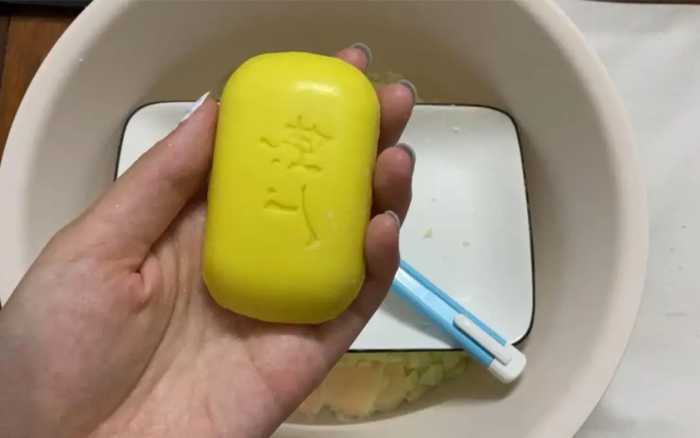 上海一女子用“硫磺皂”洗头，坚持半年后，出现了这4个变化