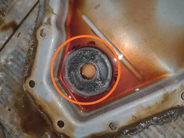 变速箱油底壳上放一颗磁铁有什么作用？这几张图说明一切