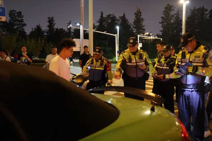郑州交警重拳出击，严查摩托车、改装汽车“飙车炸街”违法行为