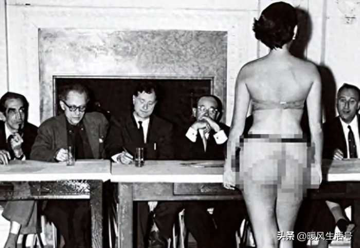 罕见老照片：被迫脱光衣服的女人站在男人堆里，女子门口笑脸迎客